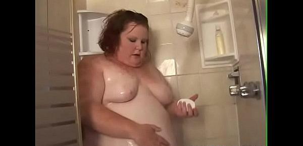  Redhead SSBBW Oils Up In the Shower